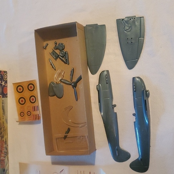 Aurora Vintage Famous British Spitfire #20A-69 1/4 Model Kit - Picture 7 of 10